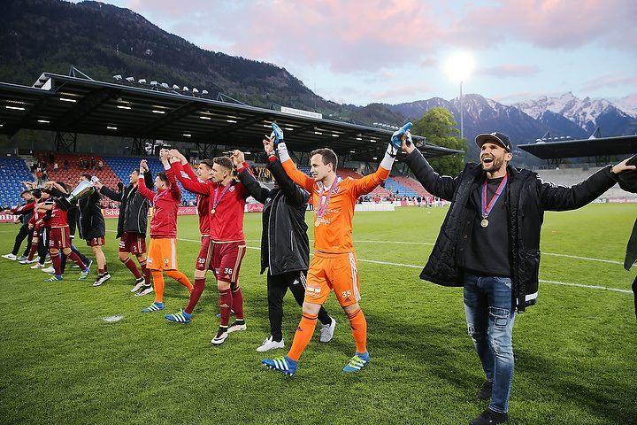 Auch wenn der Unterschied riesig war so freuen sich die Spieler des FC Vaduz trotzdem ueber den Cupsieg, aufgenommen am Mittwoch, 4. Mai 2016, beim Liechtensteinischen Fussball Cupfinal zwischen dem FC Vaduz gegen den FC Schaan im Vaduzer Rheinpark Stadion. Foto & Copyright: Eddy Risch.