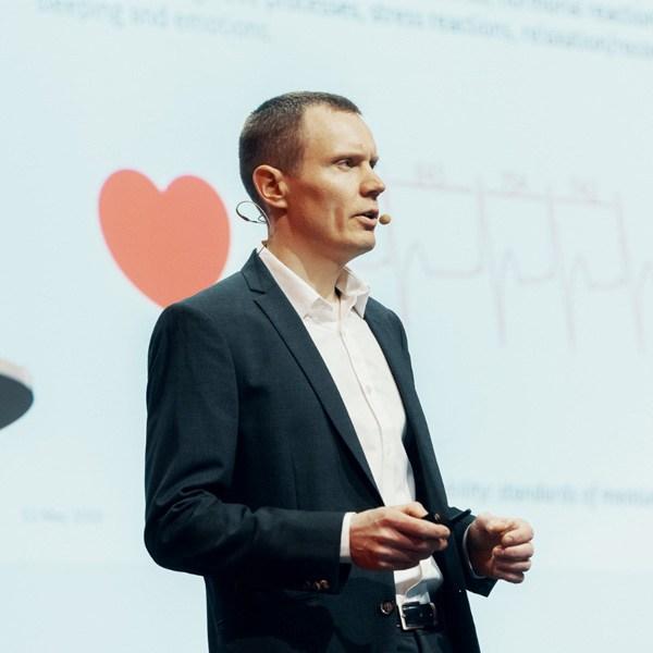 Low HRV is associated with acute stress, work stress, heart disease and anxiety, told Tero Myllymäki from Firstbeat.